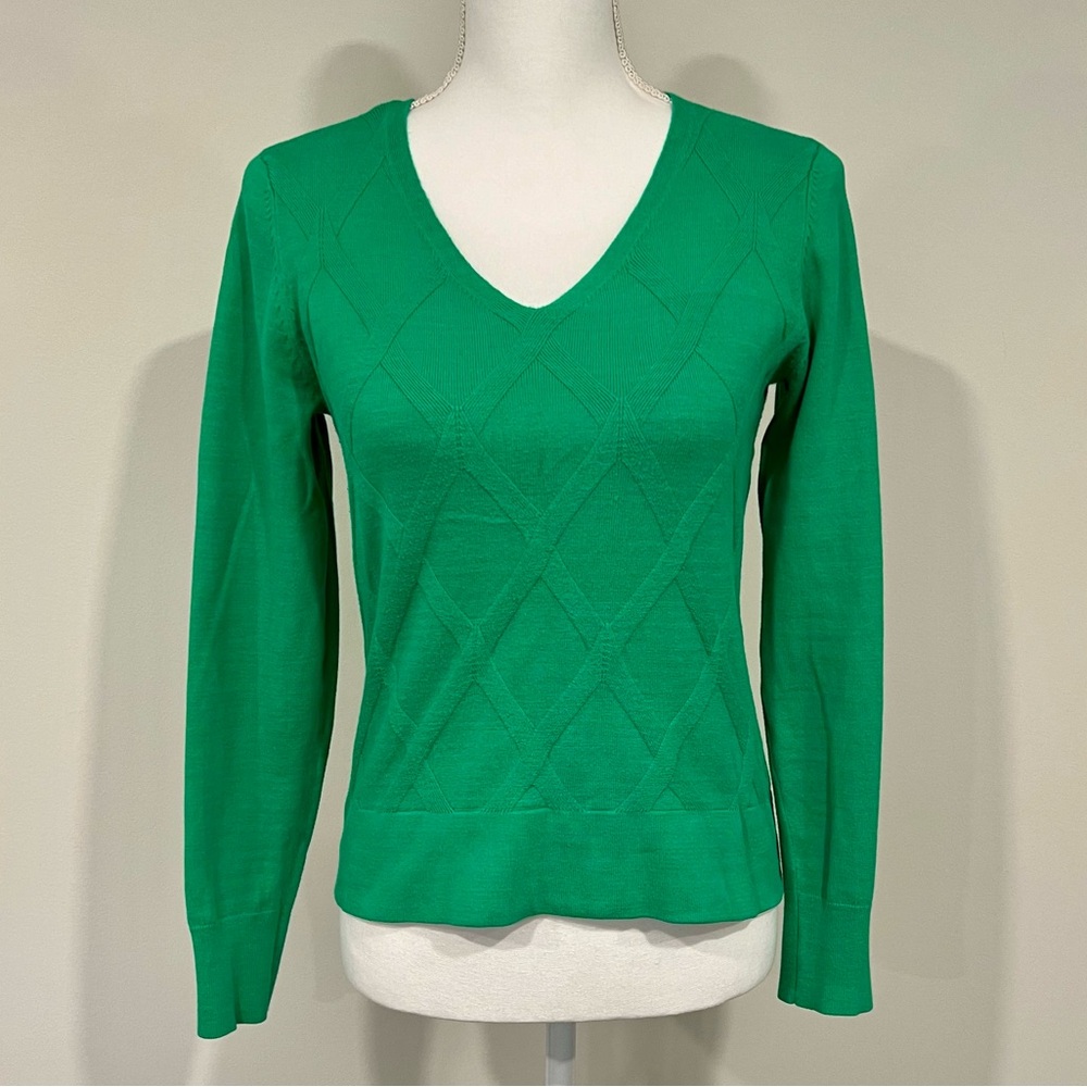 Vince Camuto jewel-tone green v-neck sweater. XS.